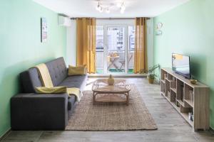 A seating area at Cosy apartment Promenade des Anglais