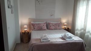 a bedroom with a bed with two towels on it at Casa Noemi in Sperlonga