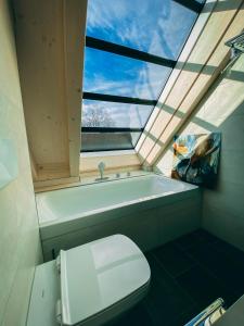 Koupelna v ubytování Stadthotel Haslach + 37 fotografií