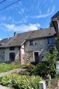 una antigua casa de piedra con un patio en Vakantiewoning Veurservallei, en Voeren