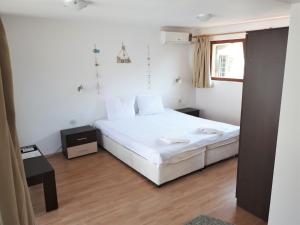 チェルノモレツにあるSB Seaside Residenceのベッドルーム(白いベッド1台、窓付)