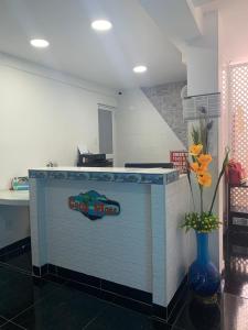 a crab planet counter in a kitchen with a vase of flowers at Posada Cocos Place in San Andrés