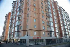 un grande edificio in mattoni all'angolo di una strada di Просторная однокомнатная ЖК Счастливый a Dnipro