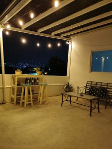 a room with a table and a bench and a window at Terraza Sancris in Tuxtla Gutiérrez