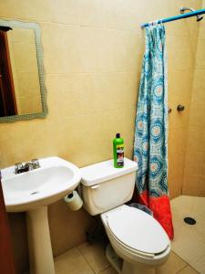 a bathroom with a toilet and a sink at Terraza Sancris in Tuxtla Gutiérrez