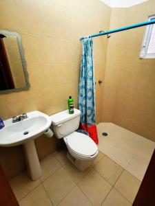 a bathroom with a toilet and a sink and a shower at Terraza Sancris in Tuxtla Gutiérrez