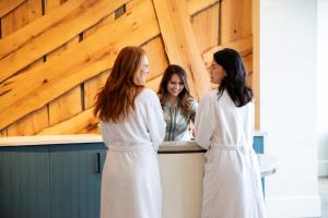 um grupo de três mulheres em pé em torno de um balcão em Omni Barton Creek Resort and Spa Austin em Austin