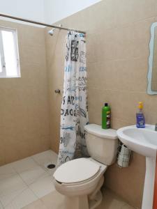 ein Bad mit einem WC und einem Waschbecken in der Unterkunft Terraza Tuxtla in Tuxtla Gutiérrez