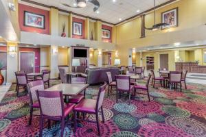 une salle à manger avec des tables et des chaises sur un tapis dans l'établissement Holiday Inn Express Hotel & Suites Bowling Green, an IHG Hotel, à Bowling Green
