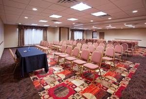 una sala de conferencias con mesa y sillas. en Holiday Inn Express Hotel & Suites Bowling Green, an IHG Hotel, en Bowling Green