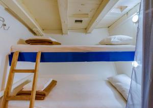 Palanda nebo palandy na pokoji v ubytování Rhythm Floating Hostel - Zadar