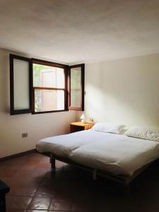 um quarto com 2 camas e uma janela em Villetta al Mare circondata dal Verde (Carloforte - Spalmatore) em Carloforte