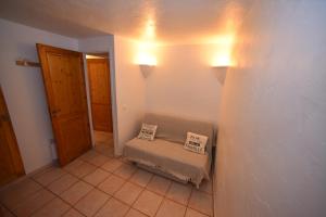 una stanza con una panca con due cuscini sopra di La Plenitude a Cagnes-sur-Mer