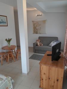 a living room with a couch and a table at Maris Pokoje Gościnne in Łeba