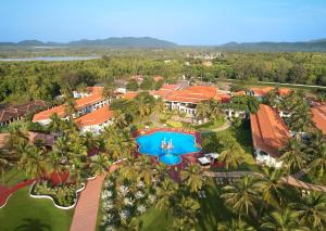 uma vista aérea de um resort com uma piscina em Holiday Inn Resort Goa, an IHG Hotel em Cavelossim
