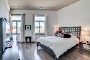 Un dormitorio con una cama con un osito de peluche. en The Palace Condo by BnbCopilote, en Quebec