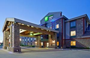 un edificio con un cartel en la parte delantera en Holiday Inn Express Hotel & Suites Brainerd-Baxter, an IHG Hotel, en Baxter