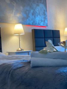 a bedroom with a large bed with a blue headboard at Der Tanzhase in Hasenmoor