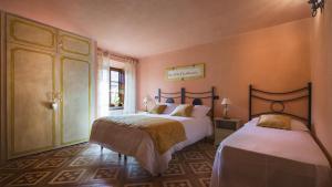 a bedroom with two beds in a room at Gredo Antica Dimora in Villafranca in Lunigiana