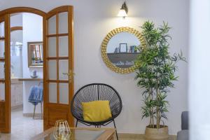 een eetkamer met een spiegel en een stoel bij ALIZUTH VILLA in Puerto del Carmen +18 foto's