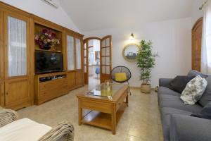 een woonkamer met een bank en een salontafel bij ALIZUTH VILLA in Puerto del Carmen