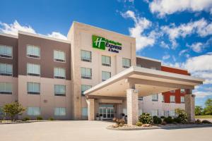 LitchfieldにあるHoliday Inn Express & Suites Litchfield, an IHG Hotelの病院の建物像