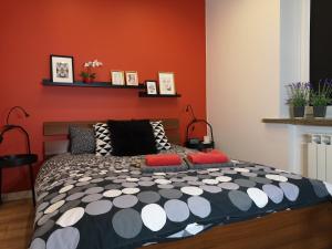 a bedroom with a black and white bed with red walls at Red Rose Apartament -Parking -Taras- Faktura VAT in Kielce