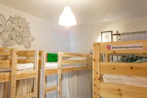 Uma ou mais camas em beliche num quarto em Paz & Amor Guest House - Peace & Love