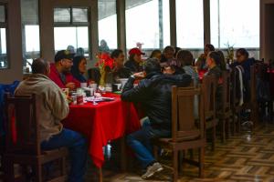 un grupo de personas sentadas en una mesa en un restaurante en Hotel Vistas del Cielo, en Cartago