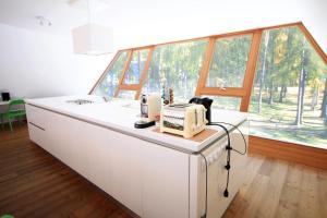 uma cozinha com um balcão branco e uma janela em aeki LOFT em Längenfeld