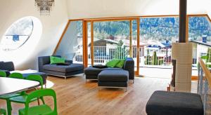 uma sala de estar com mobiliário e uma grande janela em aeki LOFT em Längenfeld