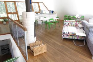 uma sala de estar com cadeiras verdes e uma mesa em aeki LOFT em Längenfeld