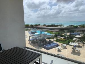 Uma vista da piscina em Paradise in Aruba ou nos arredores