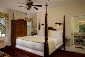a bedroom with a bed and a ceiling fan at The Inn at Cape Cod in Yarmouth Port
