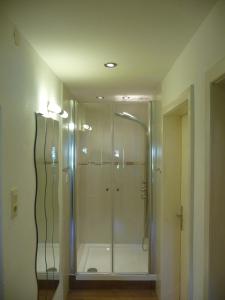 Et badeværelse på Landhaus Alpenblick