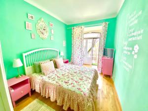 1 dormitorio con cama y pared verde en Hostel Crespo, en Lisboa