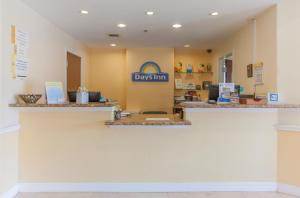 vistas al mostrador delantero de una farmacia de la posada en Days Inn by Wyndham Shenandoah, en The Woodlands