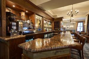 un bar con bancone in marmo in camera di Oban Bay Hotel a Oban Altre 37 foto