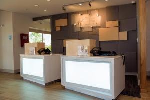 dois balcões brancos numa sala com caixas em Holiday Inn Express & Suites McKinney - Frisco East, an IHG Hotel em McKinney