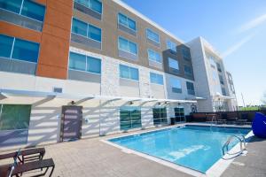 uma piscina em frente a um edifício em Holiday Inn Express & Suites McKinney - Frisco East, an IHG Hotel em McKinney