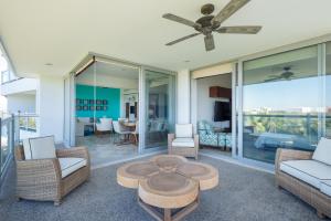 uma sala de estar com uma ventoinha de tecto e uma mesa em Condo en Nuevo Vallarta con playa en Vidanta em Mezcales