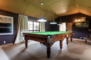 uma sala de estar com uma mesa de bilhar em The Billiards Room em Queenstown