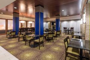 Restoran atau tempat makan lain di Holiday Inn Express Hays, an IHG Hotel