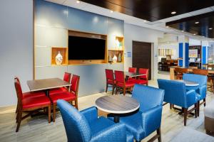 Χώρος καθιστικού στο Holiday Inn Express & Suites Chicago North Shore - Niles, an IHG Hotel