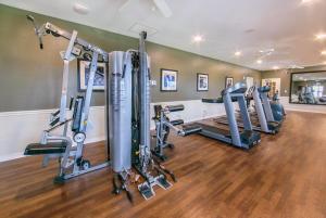 un gimnasio con una fila de cintas de correr y máquinas en Holiday Inn Club Vacations - Orlando Breeze Resort, an IHG Hotel, en Davenport