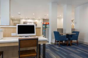 una oficina con un ordenador en un escritorio y sillas en Holiday Inn Express and Suites Chicago West - St Charles, an IHG Hotel en Saint Charles