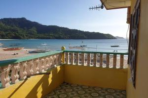 Elle comprend un balcon offrant une vue sur la plage. dans l'établissement Bangkero Cottage, à El Nido