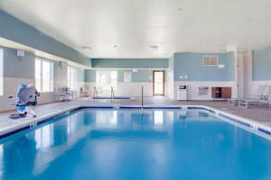 een groot zwembad met blauw water in een gebouw bij Holiday Inn Express Hotel & Suites Chickasha, an IHG Hotel in Chickasha