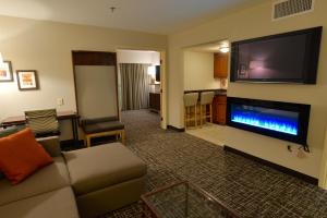Uma TV ou centro de entretenimento em Holiday Inn Hotel & Suites Minneapolis-Lakeville, an IHG Hotel