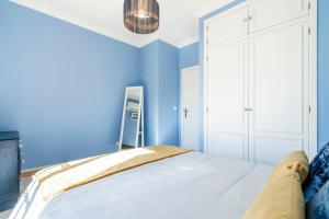 カバナス・デ・タビラにあるMouzinho Blueapartmentの青い壁のベッドルーム1室、ベッド1台が備わります。